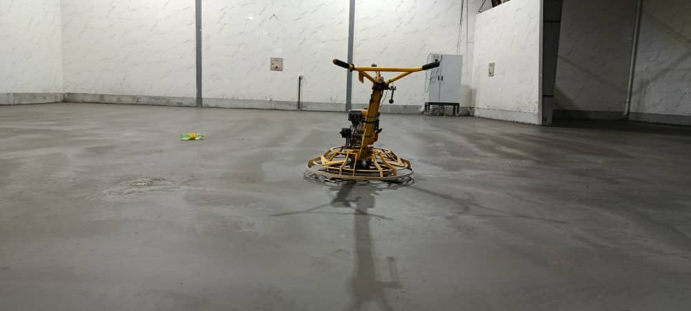 اجرای کف سازی بتن صنعتی با ماله پروانه‌ی مختارزاده در قزوین